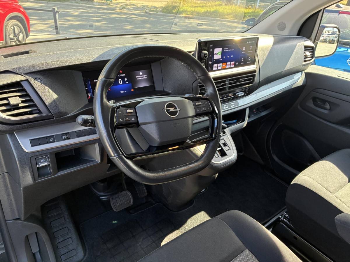 Opel Vivaro Opel Vivaro 2.0 Diesel 180Pk 8-traps Automaat Luxe Dub.Cabine | ECC | Navigatie | Stuurverwarming | LED Verlichting | Camera | Parkpilot | Side-bars | LM-Velgen | Betimmering | Afneembare Trekhaak | Zeer kompleet & z.g.a.n.