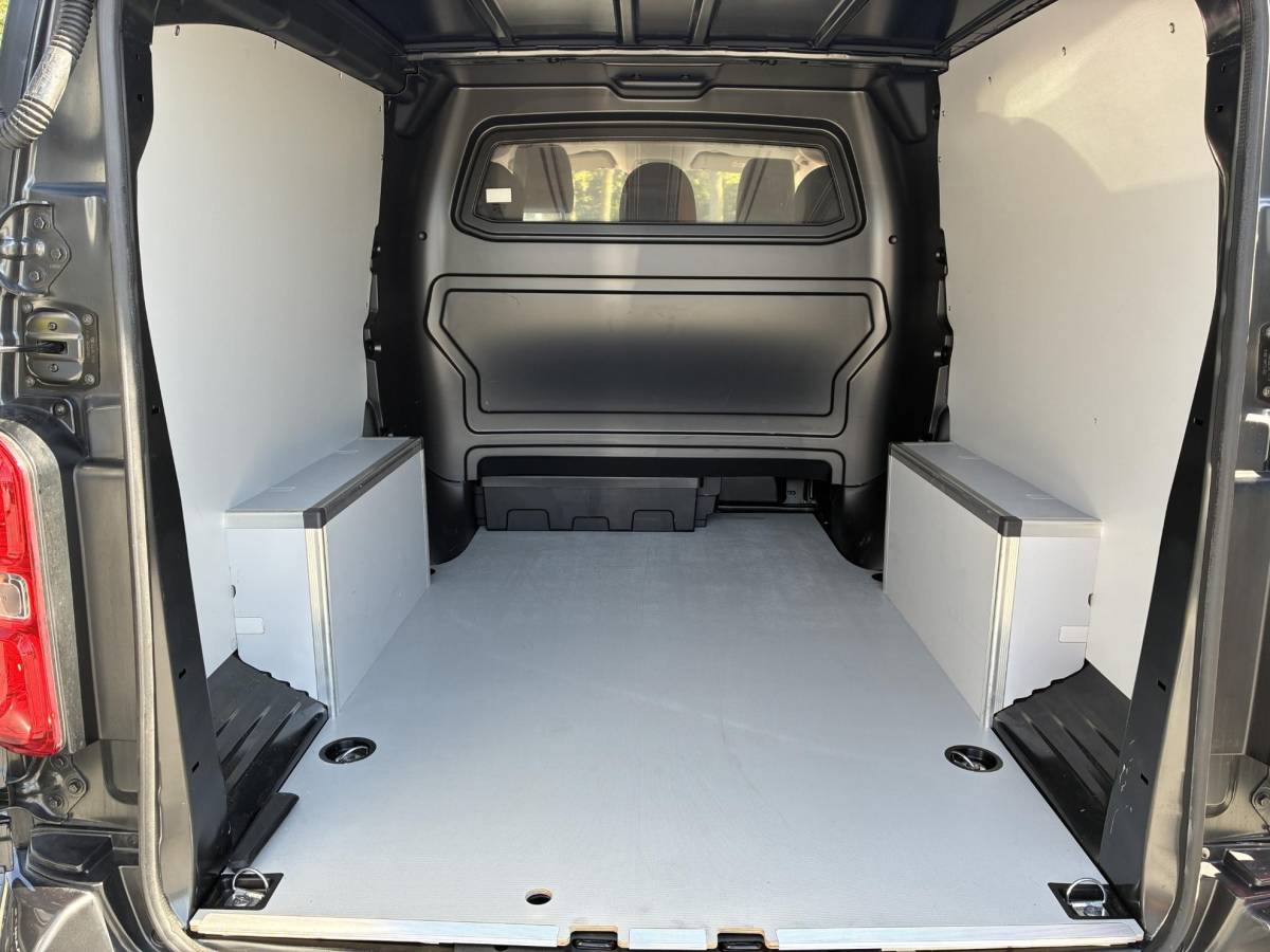 Opel Vivaro Opel Vivaro 2.0 Diesel 180Pk 8-traps Automaat Luxe Dub.Cabine | ECC | Navigatie | Stuurverwarming | LED Verlichting | Camera | Parkpilot | Side-bars | LM-Velgen | Betimmering | Afneembare Trekhaak | Zeer kompleet & z.g.a.n.