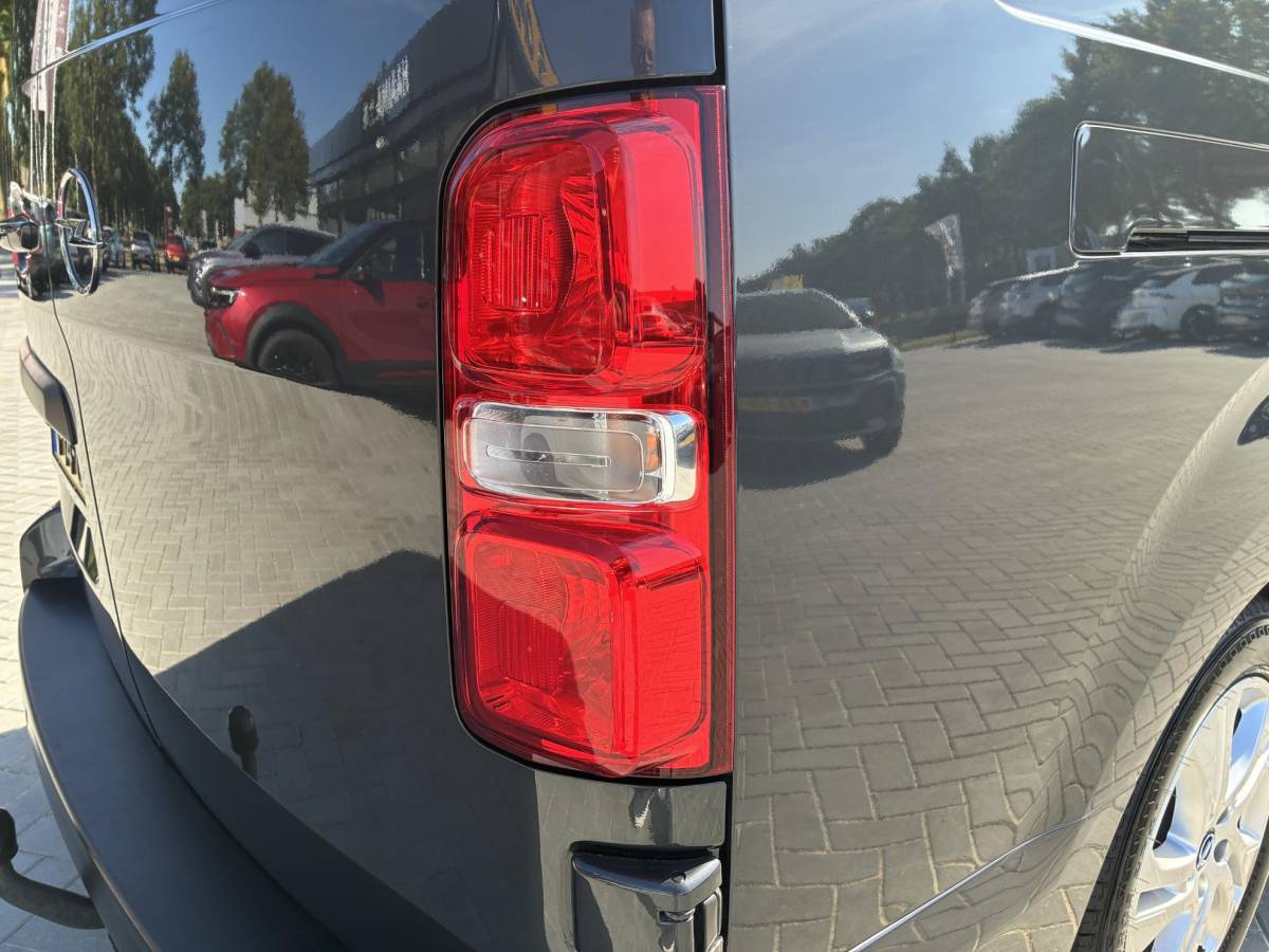 Opel Vivaro Opel Vivaro 2.0 Diesel 180Pk 8-traps Automaat Luxe Dub.Cabine | ECC | Navigatie | Stuurverwarming | LED Verlichting | Camera | Parkpilot | Side-bars | LM-Velgen | Betimmering | Afneembare Trekhaak | Zeer kompleet & z.g.a.n.