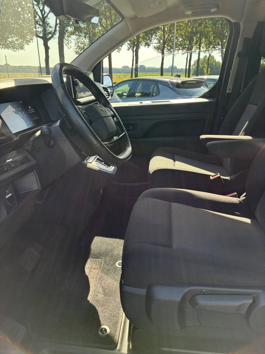 Opel Vivaro Opel Vivaro 2.0 Diesel 180Pk 8-traps Automaat Luxe Dub.Cabine | ECC | Navigatie | Stuurverwarming | LED Verlichting | Camera | Parkpilot | Side-bars | LM-Velgen | Betimmering | Afneembare Trekhaak | Zeer kompleet & z.g.a.n.