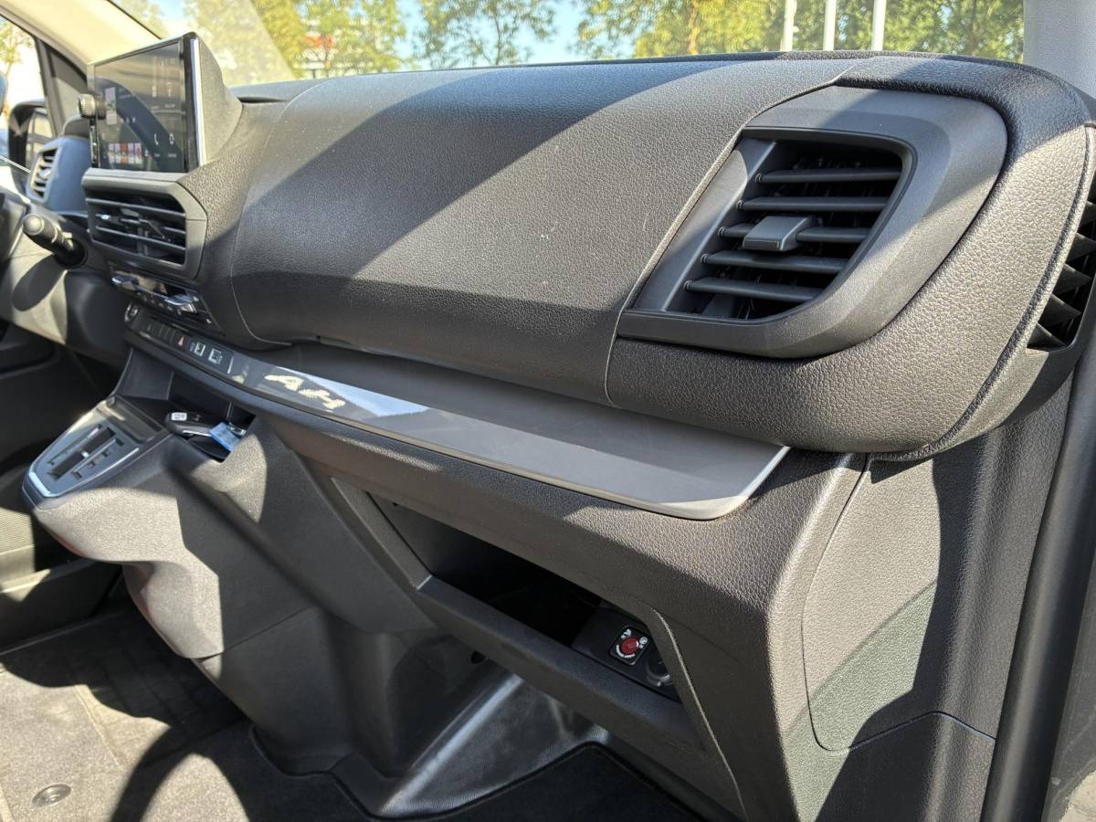 Opel Vivaro Opel Vivaro 2.0 Diesel 180Pk 8-traps Automaat Luxe Dub.Cabine | ECC | Navigatie | Stuurverwarming | LED Verlichting | Camera | Parkpilot | Side-bars | LM-Velgen | Betimmering | Afneembare Trekhaak | Zeer kompleet & z.g.a.n.