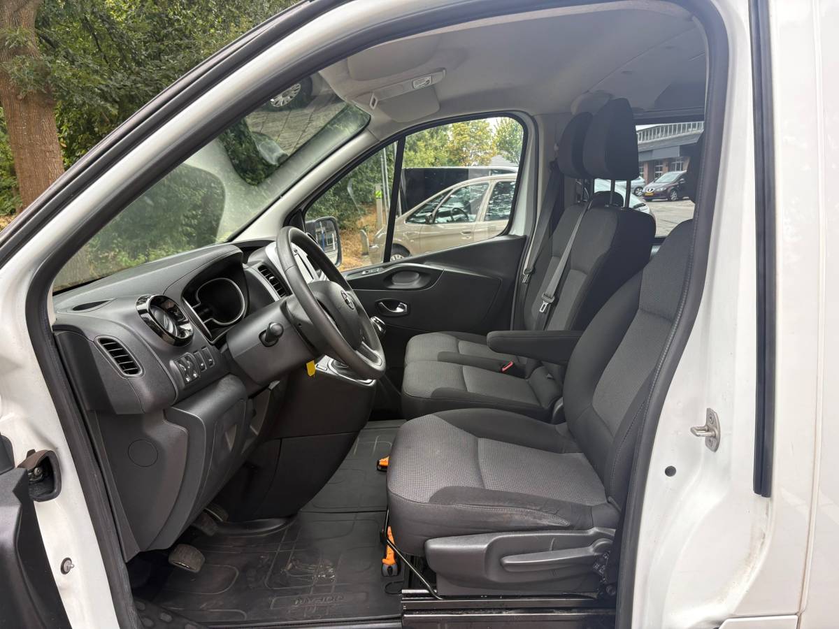 Nissan NV300 Nissan NV300 2.0 dCi 120 L2H1 Acenta DC Comfort|NAP|DUBBElCABINE|airco|cruise|navi|parkeersensoren achter|bluetooth|EURO6