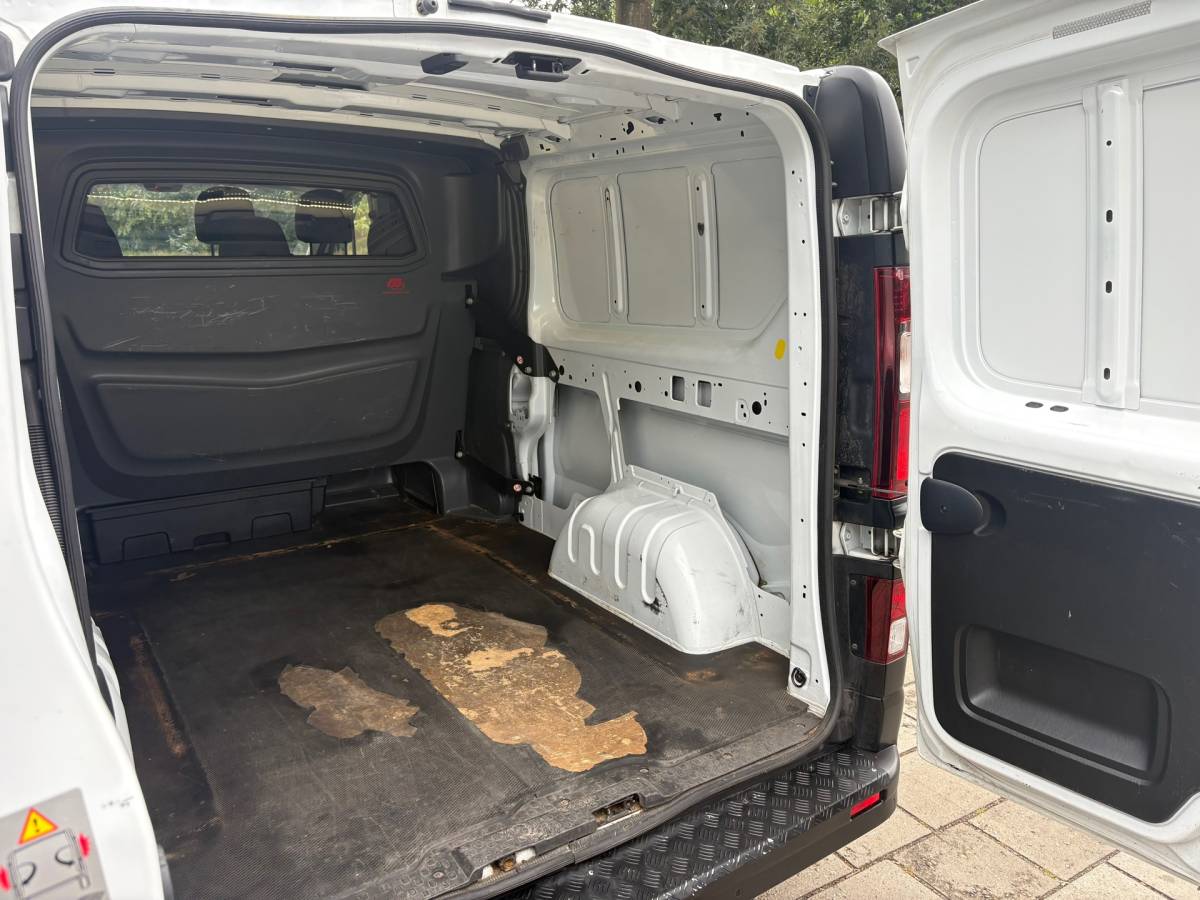 Nissan NV300 Nissan NV300 2.0 dCi 120 L2H1 Acenta DC Comfort|NAP|DUBBElCABINE|airco|cruise|navi|parkeersensoren achter|bluetooth|EURO6