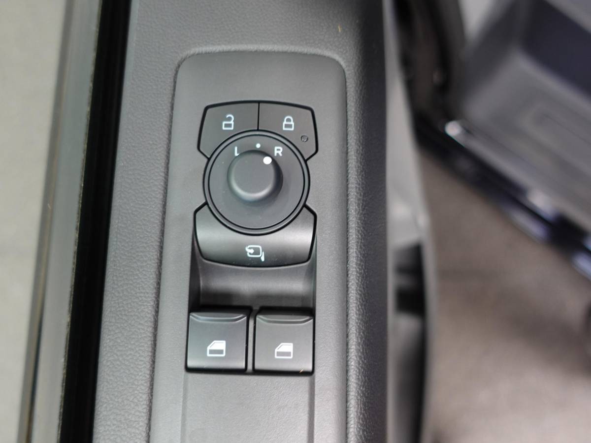 Ford Transit Custom Ford Transit Custom 300 2.0 TDCI L2H1 Trend NIEUW MODEL Automaat | Navigatie | Airco | Cruise control | Parkeer sensoren | Camera | Trekhaak