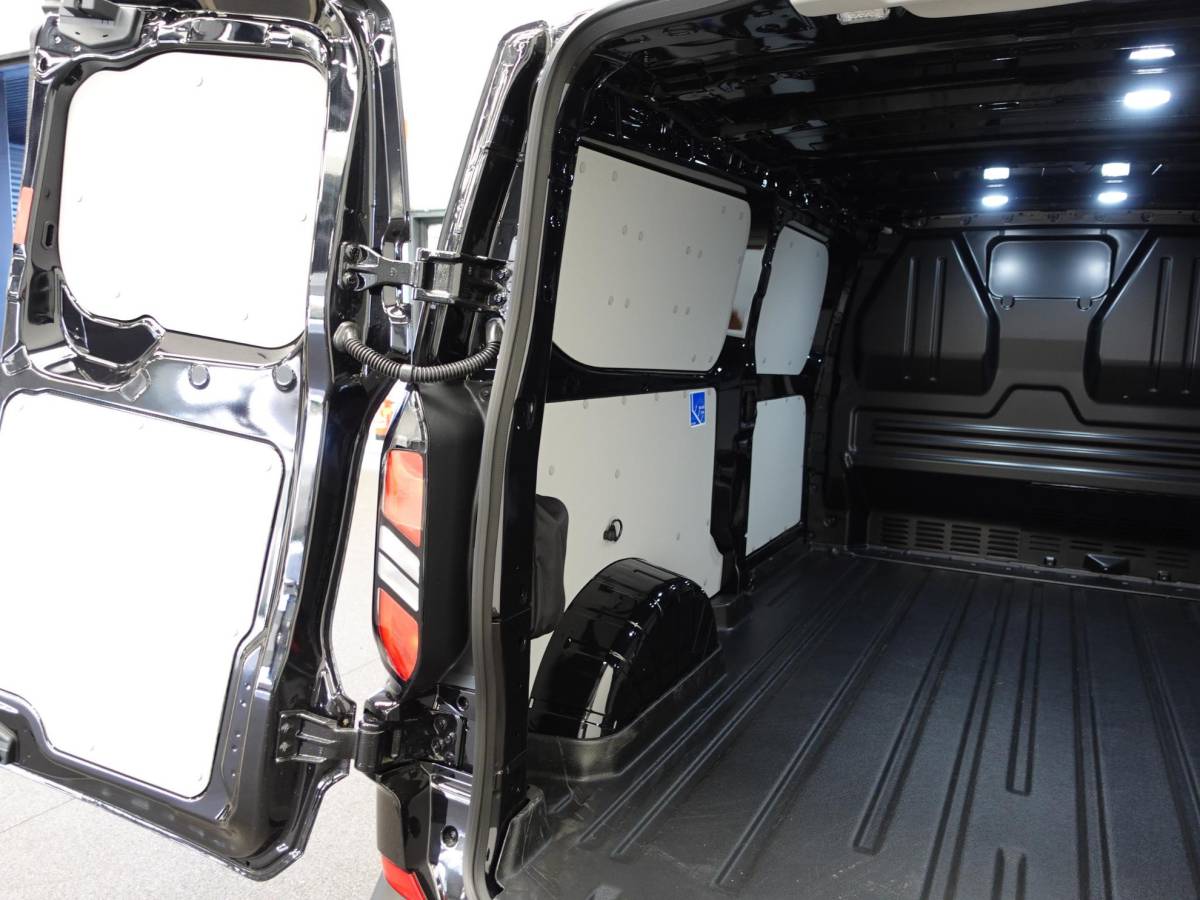 Ford Transit Custom Ford Transit Custom 300 2.0 TDCI L2H1 Trend NIEUW MODEL Automaat | Navigatie | Airco | Cruise control | Parkeer sensoren | Camera | Trekhaak