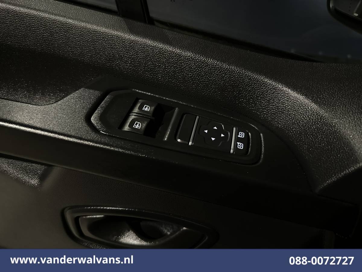 Renault Trafic Renault Trafic 2.0 dCi 130pk L2H1 Euro6 Airco | LED | Cruisecontrol | Parkeersensoren Bijrijdersbank