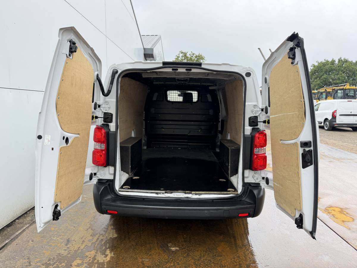 Toyota ProAce Toyota ProAce Electric 75kWh 136PK L2 Elektrisch 93.3% (SOH) 330km WLTP Snelladen Cruise Control Climate Control Carplay Navigatie 360° Camera Snelladen