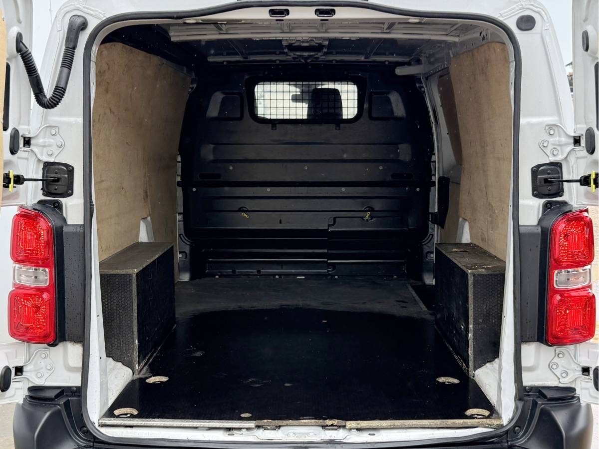 Toyota ProAce Toyota ProAce Electric 75kWh 136PK L2 Elektrisch 93.3% (SOH) 330km WLTP Snelladen Cruise Control Climate Control Carplay Navigatie 360° Camera Snelladen