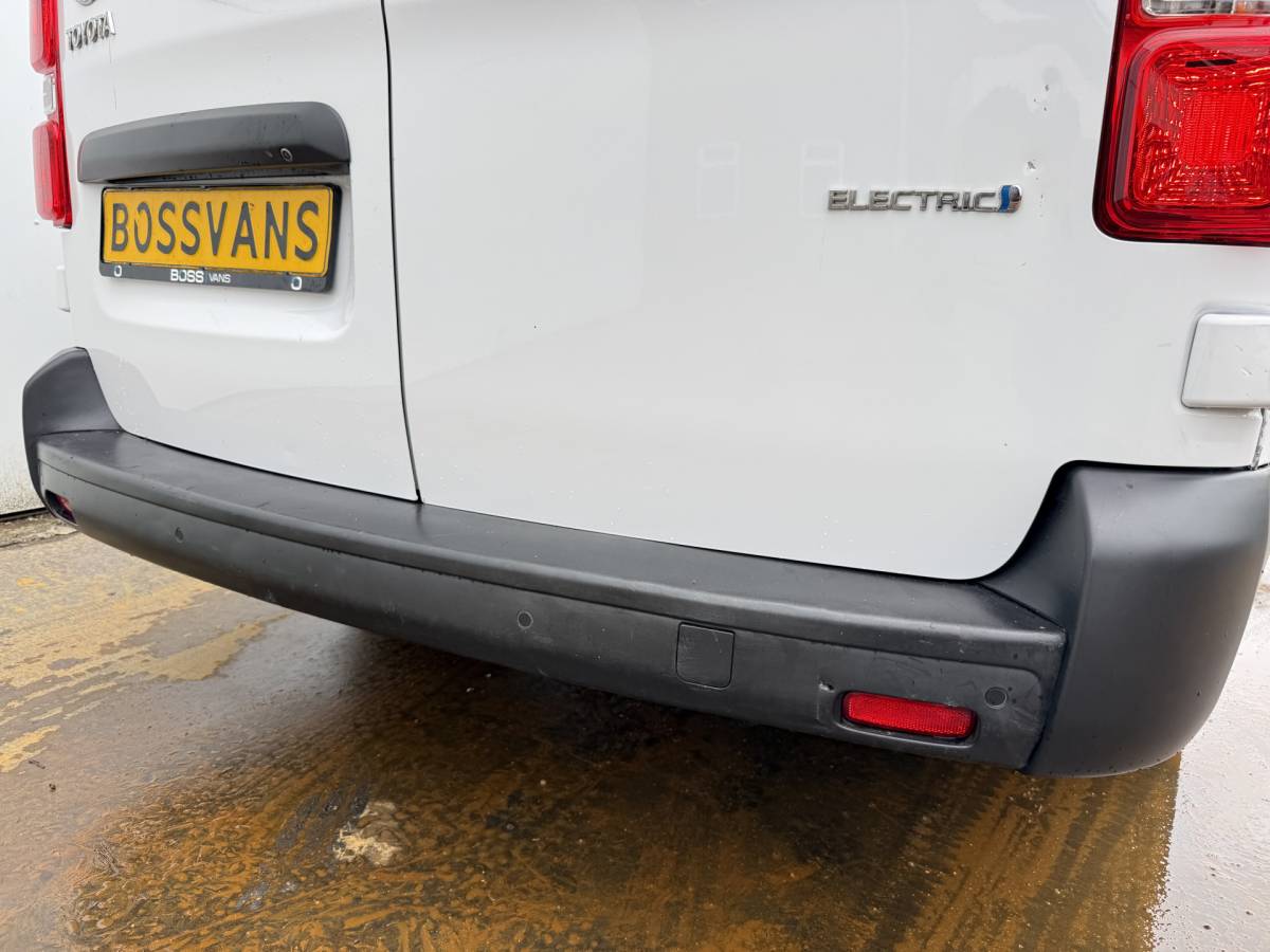 Toyota ProAce Toyota ProAce Electric 75kWh 136PK L2 Elektrisch 93.3% (SOH) 330km WLTP Snelladen Cruise Control Climate Control Carplay Navigatie 360° Camera Snelladen