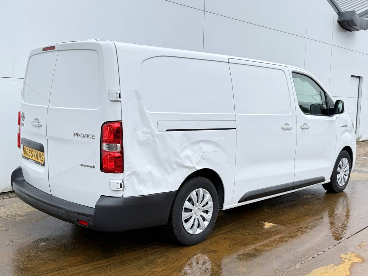 Toyota ProAce Toyota ProAce Electric 75kWh 136PK L2 Elektrisch 93.3% (SOH) 330km WLTP Snelladen Cruise Control Climate Control Carplay Navigatie 360° Camera Snelladen
