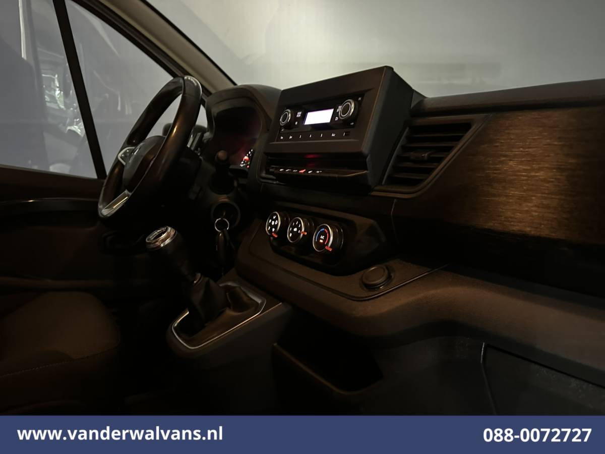 Renault Trafic Renault Trafic 2.0 dCi 130pk L2H1 Euro6 Airco | Imperiaal | LED | Cruisecontrol | Parkeersensoren Bijrijdersbank