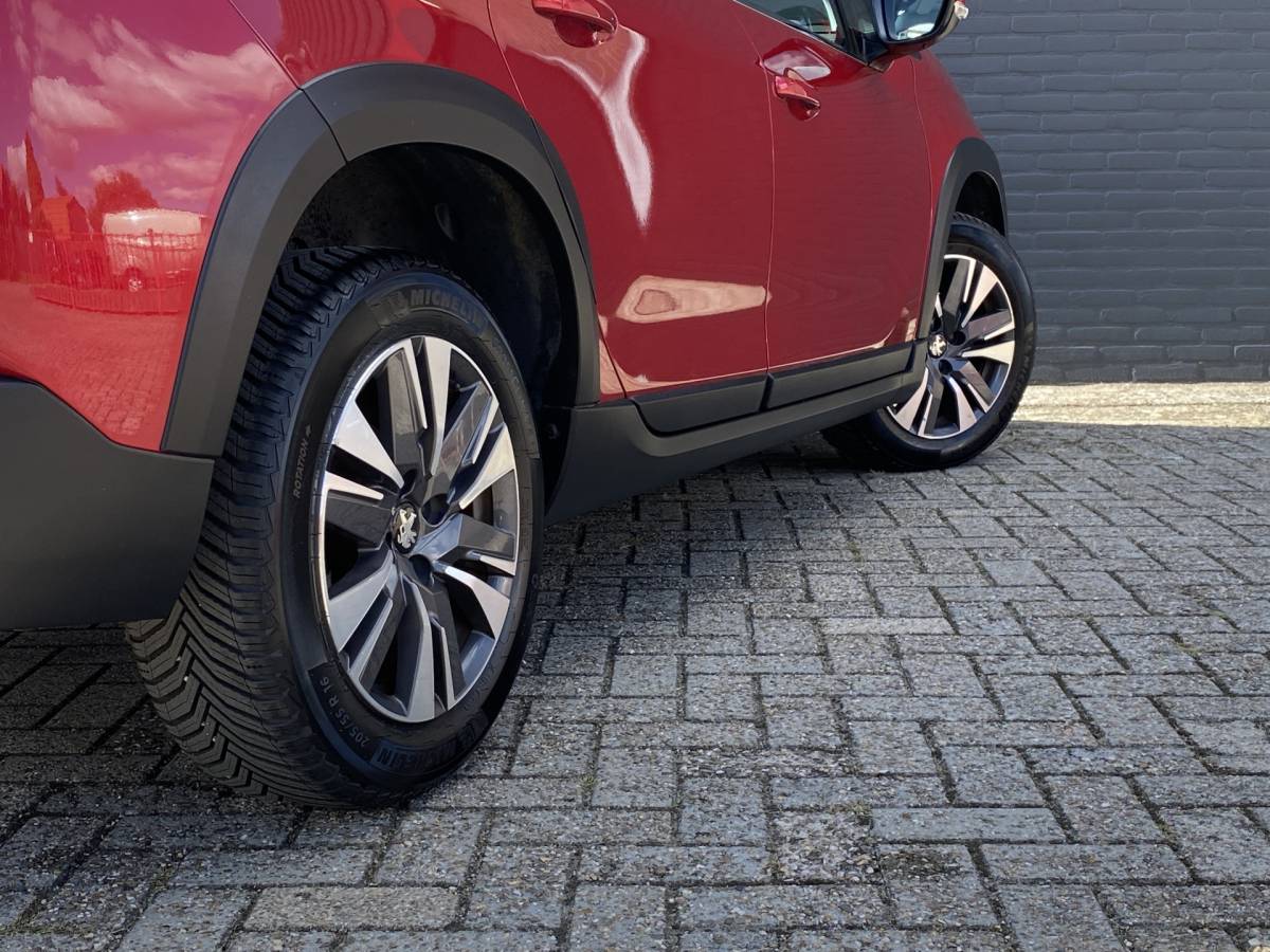 Peugeot 2008 Peugeot 2008 1.2 PureTech Allure AUT. | dealer onderh. | panoramadak | trekhaak | navigatie | cruise control | all season banden