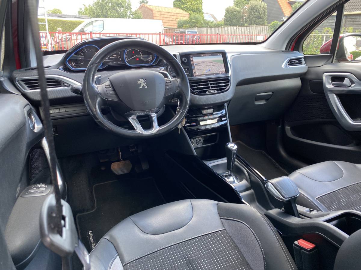 Peugeot 2008 Peugeot 2008 1.2 PureTech Allure AUT. | dealer onderh. | panoramadak | trekhaak | navigatie | cruise control | all season banden