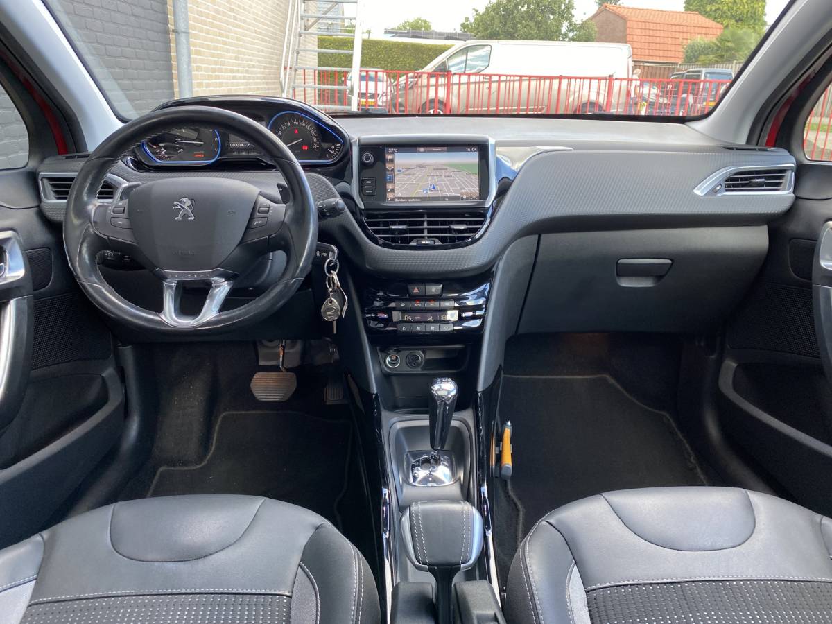 Peugeot 2008 Peugeot 2008 1.2 PureTech Allure AUT. | dealer onderh. | panoramadak | trekhaak | navigatie | cruise control | all season banden