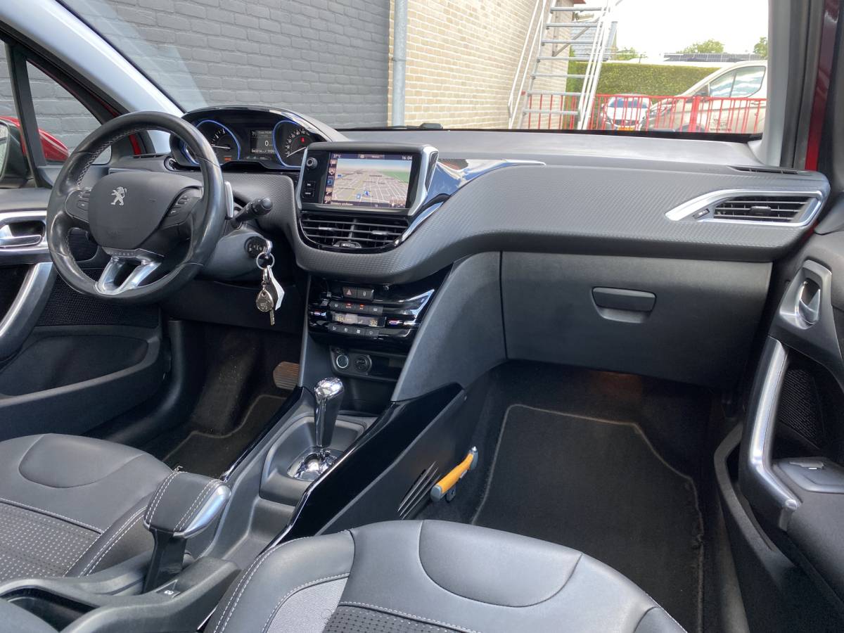Peugeot 2008 Peugeot 2008 1.2 PureTech Allure AUT. | dealer onderh. | panoramadak | trekhaak | navigatie | cruise control | all season banden
