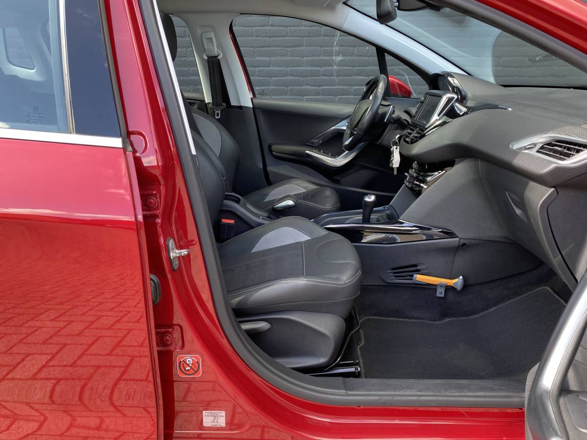 Peugeot 2008 Peugeot 2008 1.2 PureTech Allure AUT. | dealer onderh. | panoramadak | trekhaak | navigatie | cruise control | all season banden