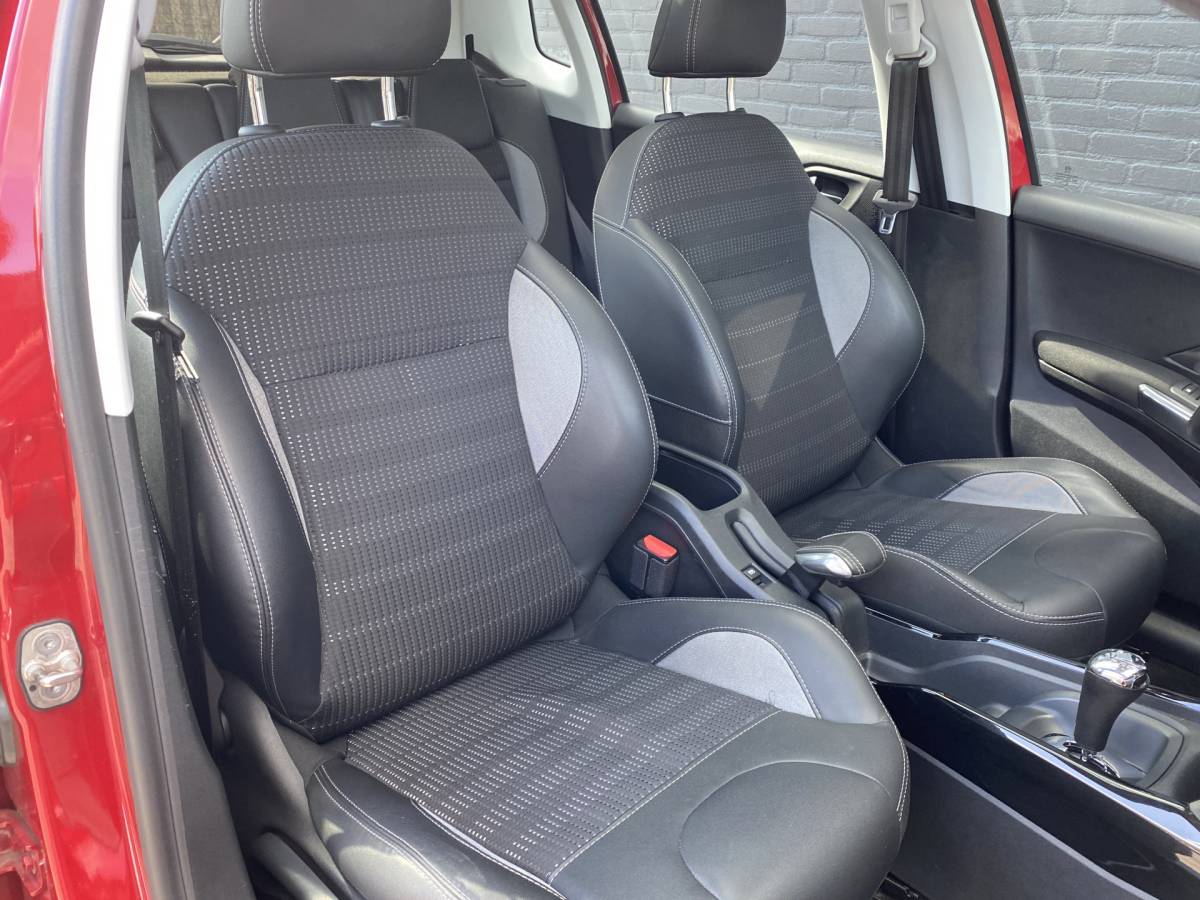Peugeot 2008 Peugeot 2008 1.2 PureTech Allure AUT. | dealer onderh. | panoramadak | trekhaak | navigatie | cruise control | all season banden