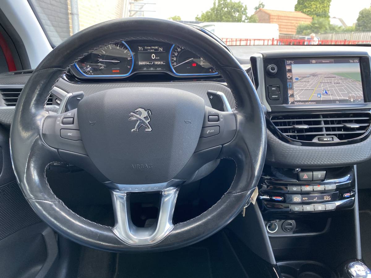 Peugeot 2008 Peugeot 2008 1.2 PureTech Allure AUT. | dealer onderh. | panoramadak | trekhaak | navigatie | cruise control | all season banden