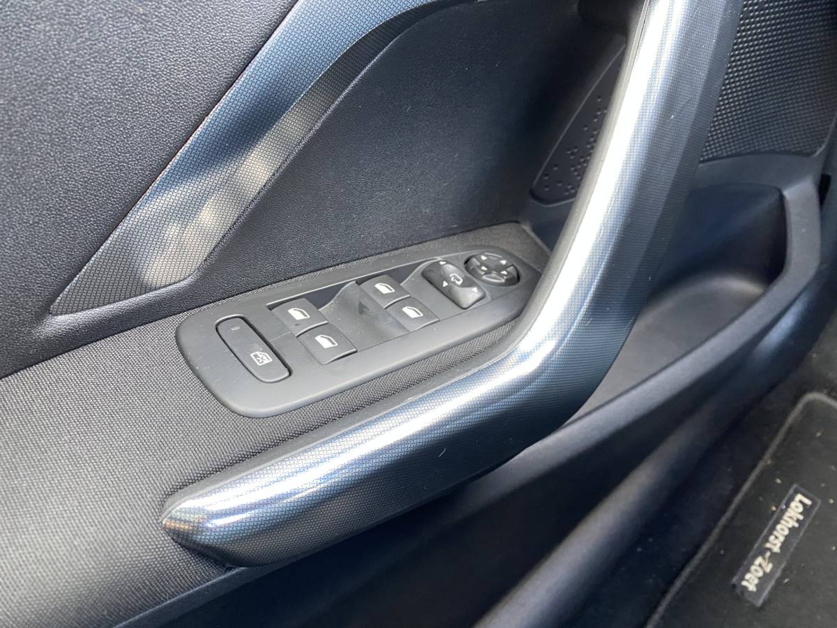 Peugeot 2008 Peugeot 2008 1.2 PureTech Allure AUT. | dealer onderh. | panoramadak | trekhaak | navigatie | cruise control | all season banden