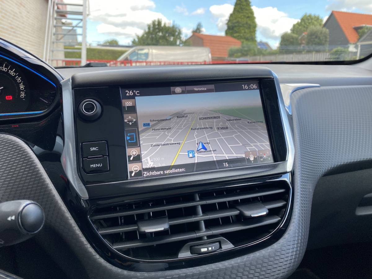 Peugeot 2008 Peugeot 2008 1.2 PureTech Allure AUT. | dealer onderh. | panoramadak | trekhaak | navigatie | cruise control | all season banden