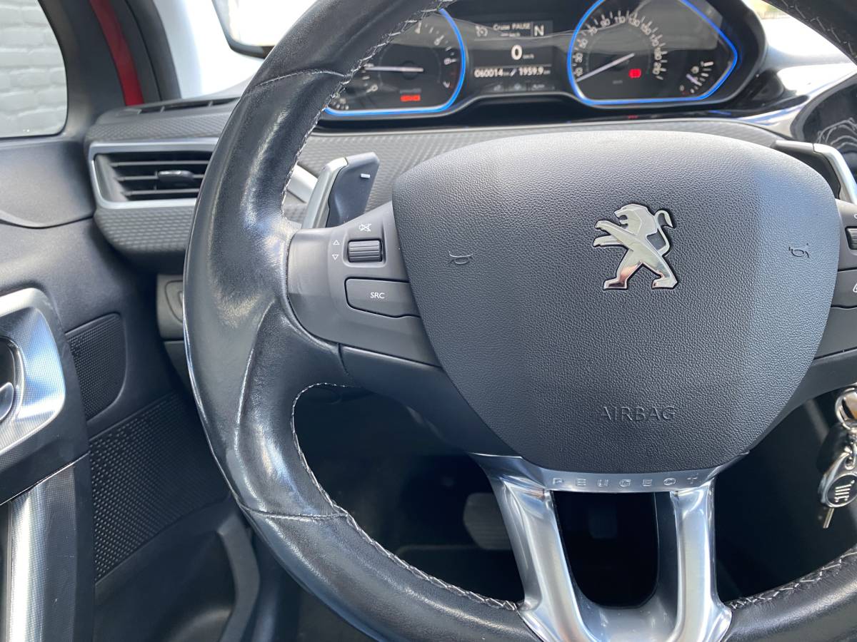 Peugeot 2008 Peugeot 2008 1.2 PureTech Allure AUT. | dealer onderh. | panoramadak | trekhaak | navigatie | cruise control | all season banden