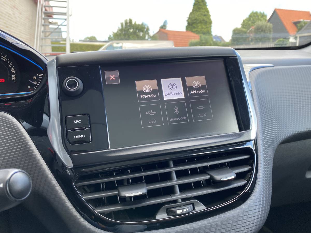 Peugeot 2008 Peugeot 2008 1.2 PureTech Allure AUT. | dealer onderh. | panoramadak | trekhaak | navigatie | cruise control | all season banden