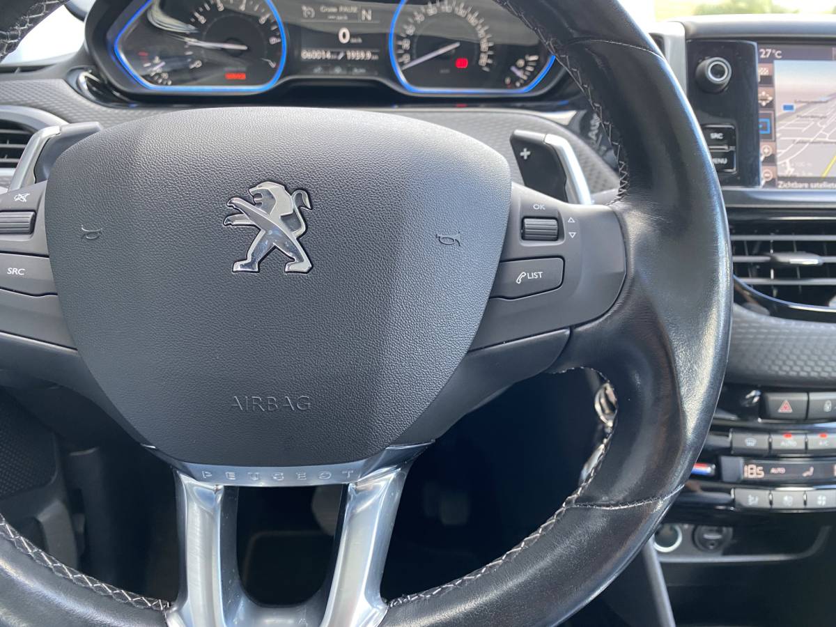 Peugeot 2008 Peugeot 2008 1.2 PureTech Allure AUT. | dealer onderh. | panoramadak | trekhaak | navigatie | cruise control | all season banden