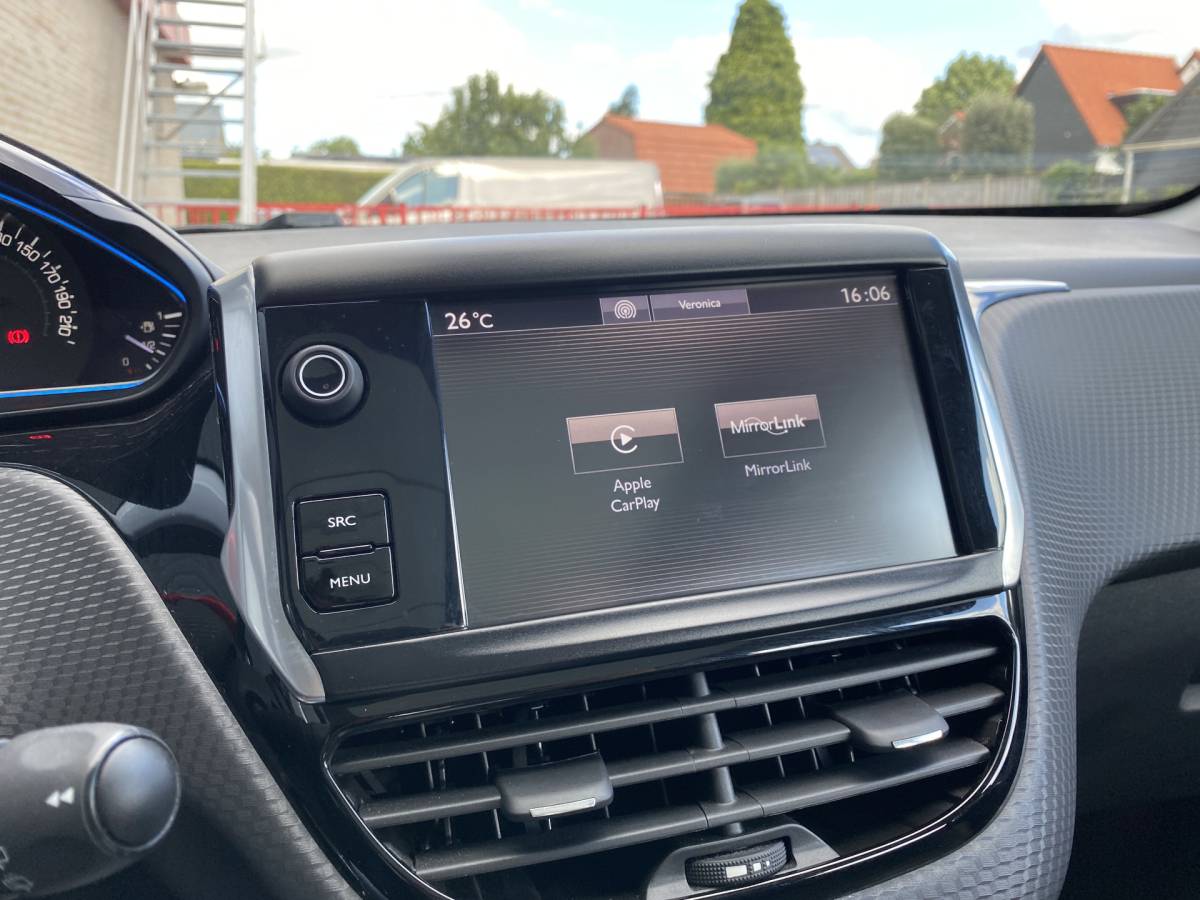 Peugeot 2008 Peugeot 2008 1.2 PureTech Allure AUT. | dealer onderh. | panoramadak | trekhaak | navigatie | cruise control | all season banden
