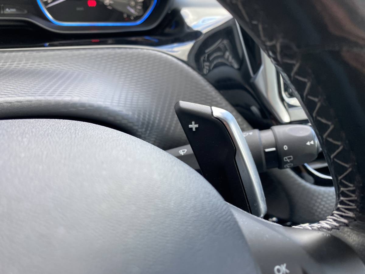 Peugeot 2008 Peugeot 2008 1.2 PureTech Allure AUT. | dealer onderh. | panoramadak | trekhaak | navigatie | cruise control | all season banden