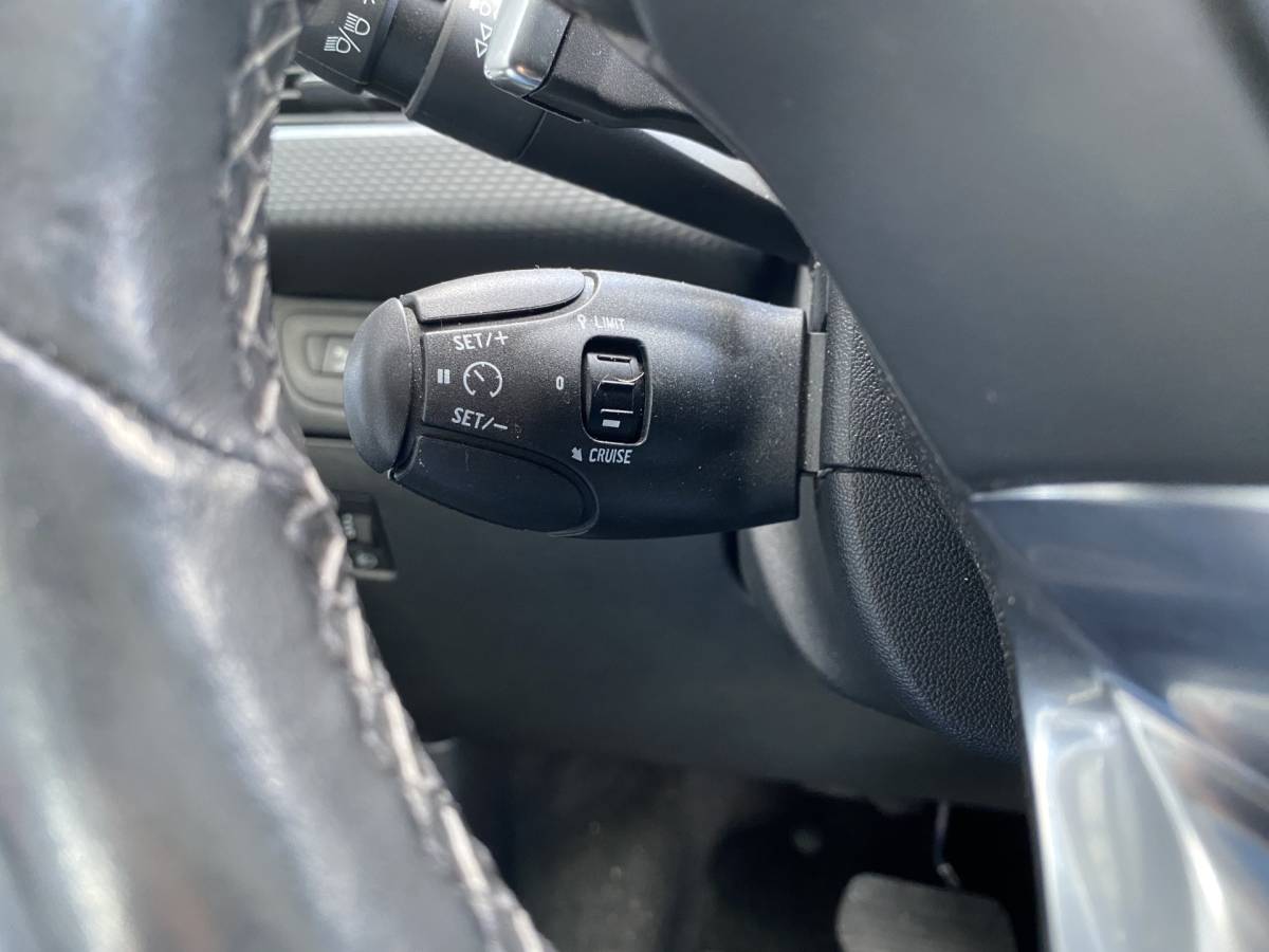 Peugeot 2008 Peugeot 2008 1.2 PureTech Allure AUT. | dealer onderh. | panoramadak | trekhaak | navigatie | cruise control | all season banden