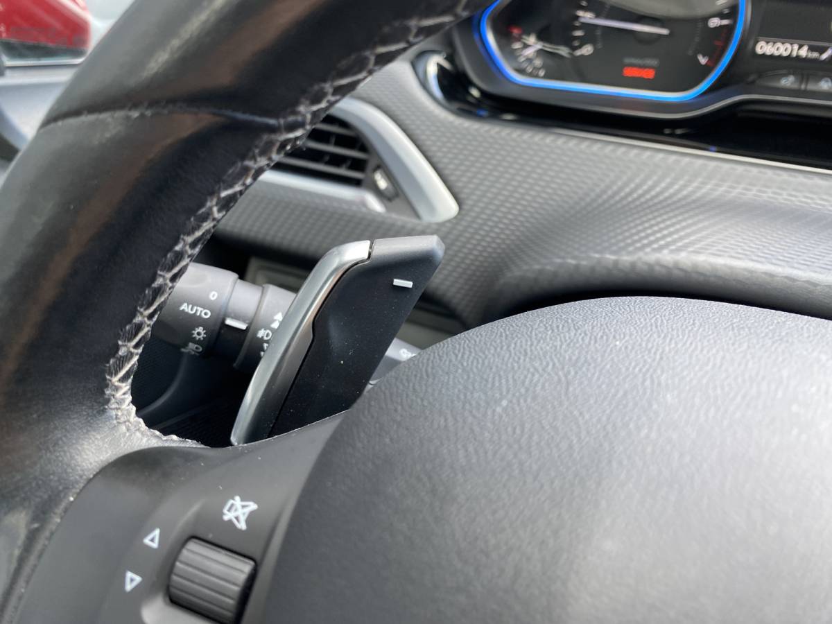 Peugeot 2008 Peugeot 2008 1.2 PureTech Allure AUT. | dealer onderh. | panoramadak | trekhaak | navigatie | cruise control | all season banden