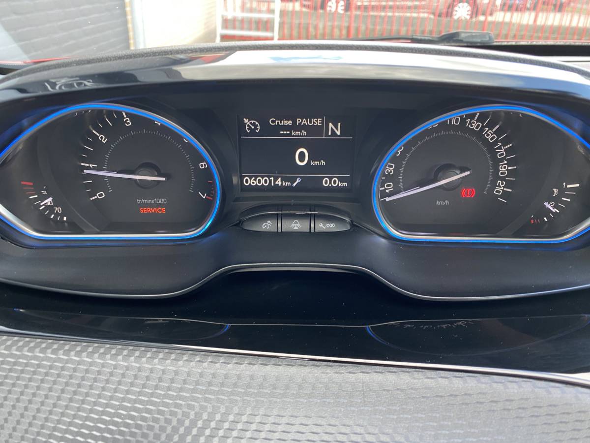 Peugeot 2008 Peugeot 2008 1.2 PureTech Allure AUT. | dealer onderh. | panoramadak | trekhaak | navigatie | cruise control | all season banden