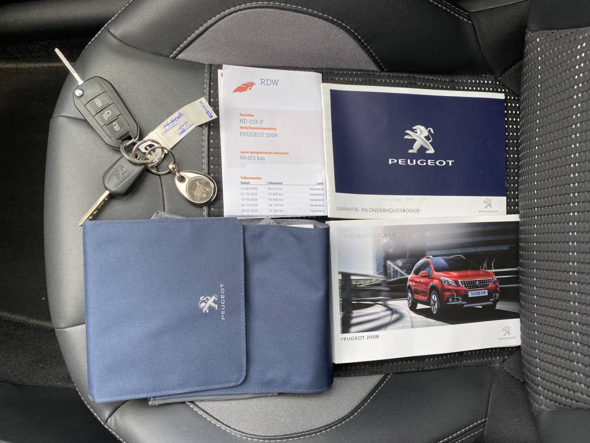 Peugeot 2008 Peugeot 2008 1.2 PureTech Allure AUT. | dealer onderh. | panoramadak | trekhaak | navigatie | cruise control | all season banden