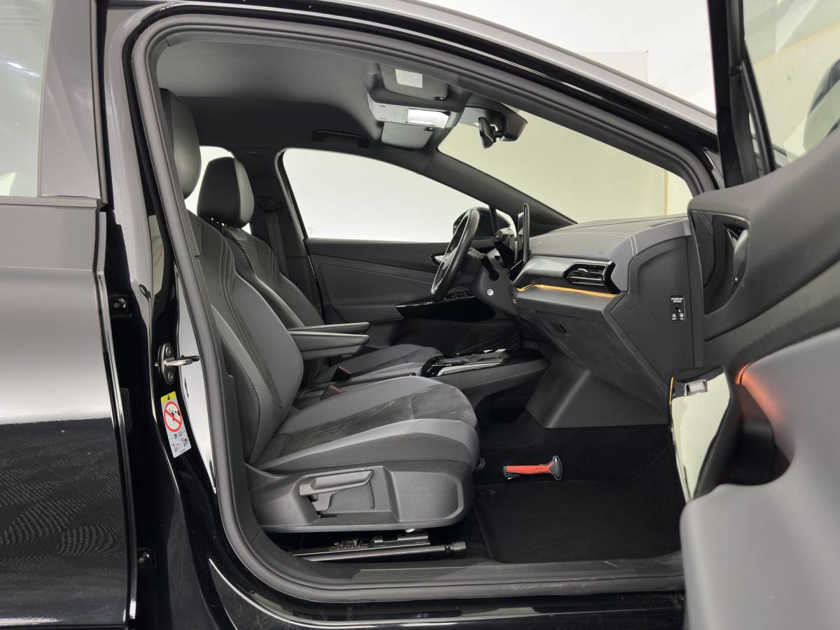Volkswagen ID.5 Volkswagen ID.5 Pro Business 77 kWh [3-Fase-11kW] {SoH-93%} (INCL-BTW) *HEATPUMP | LEATHER-ALCANTARA | FULL-LED | ADAPTIVE-CRUISE |  DIGI-COCKPIT | HEATED-COMFORTSEATS | KEYLESS | DAB+ | AMBIENTLIGHT | NAVI-FULLMAP | CAMERA | TOWBAR | HEAD-UP | 19”AL