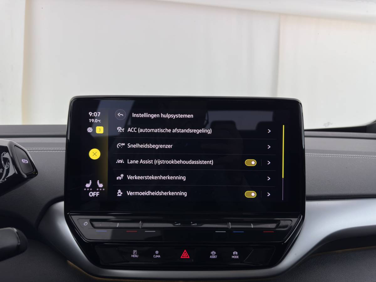 Volkswagen ID.5 Volkswagen ID.5 Pro Business 77 kWh [3-Fase-11kW] {SoH-93%} (INCL-BTW) *HEATPUMP | LEATHER-ALCANTARA | FULL-LED | ADAPTIVE-CRUISE |  DIGI-COCKPIT | HEATED-COMFORTSEATS | KEYLESS | DAB+ | AMBIENTLIGHT | NAVI-FULLMAP | CAMERA | TOWBAR | HEAD-UP | 19”AL