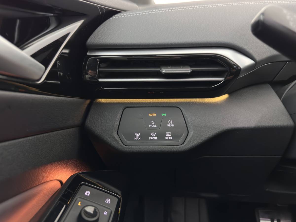Volkswagen ID.5 Volkswagen ID.5 Pro Business 77 kWh [3-Fase-11kW] {SoH-93%} (INCL-BTW) *HEATPUMP | LEATHER-ALCANTARA | FULL-LED | ADAPTIVE-CRUISE |  DIGI-COCKPIT | HEATED-COMFORTSEATS | KEYLESS | DAB+ | AMBIENTLIGHT | NAVI-FULLMAP | CAMERA | TOWBAR | HEAD-UP | 19”AL