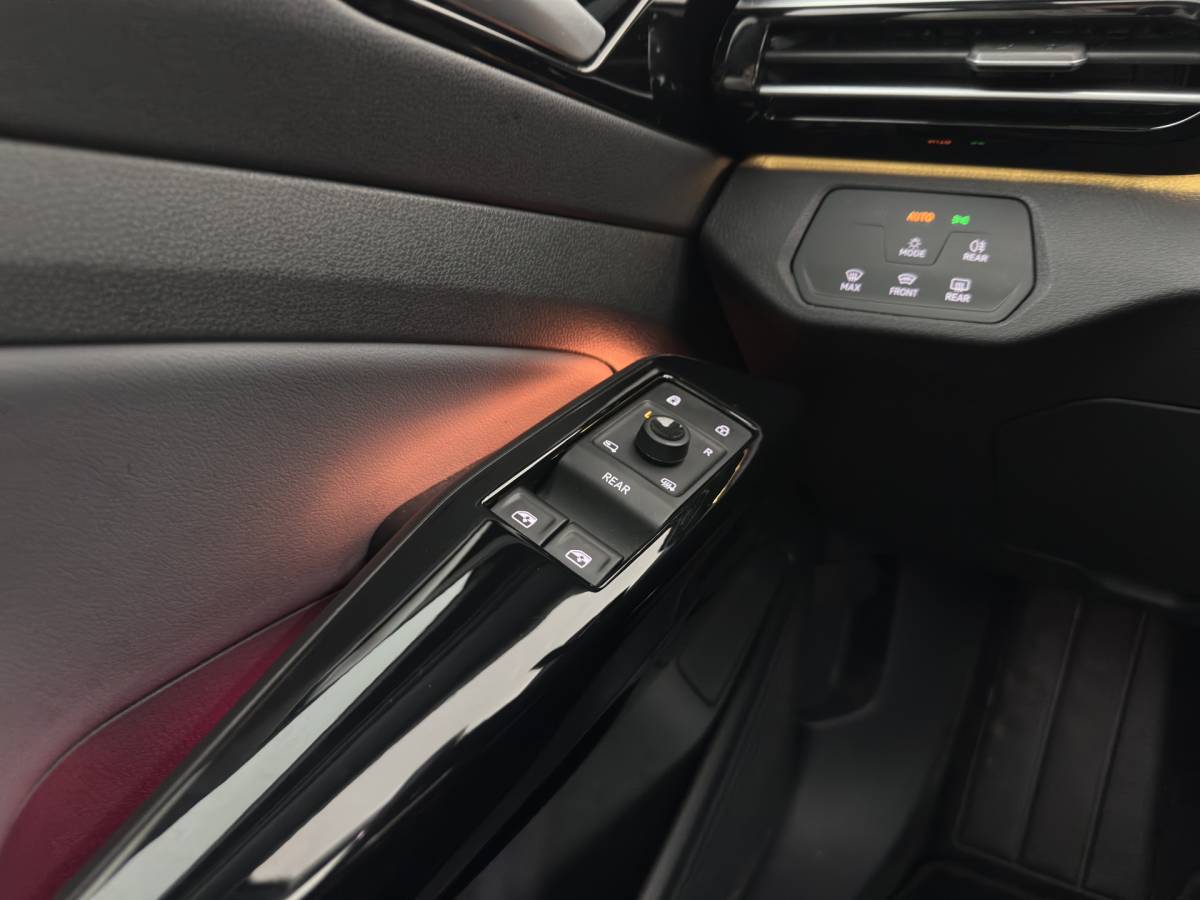 Volkswagen ID.5 Volkswagen ID.5 Pro Business 77 kWh [3-Fase-11kW] {SoH-93%} (INCL-BTW) *HEATPUMP | LEATHER-ALCANTARA | FULL-LED | ADAPTIVE-CRUISE |  DIGI-COCKPIT | HEATED-COMFORTSEATS | KEYLESS | DAB+ | AMBIENTLIGHT | NAVI-FULLMAP | CAMERA | TOWBAR | HEAD-UP | 19”AL