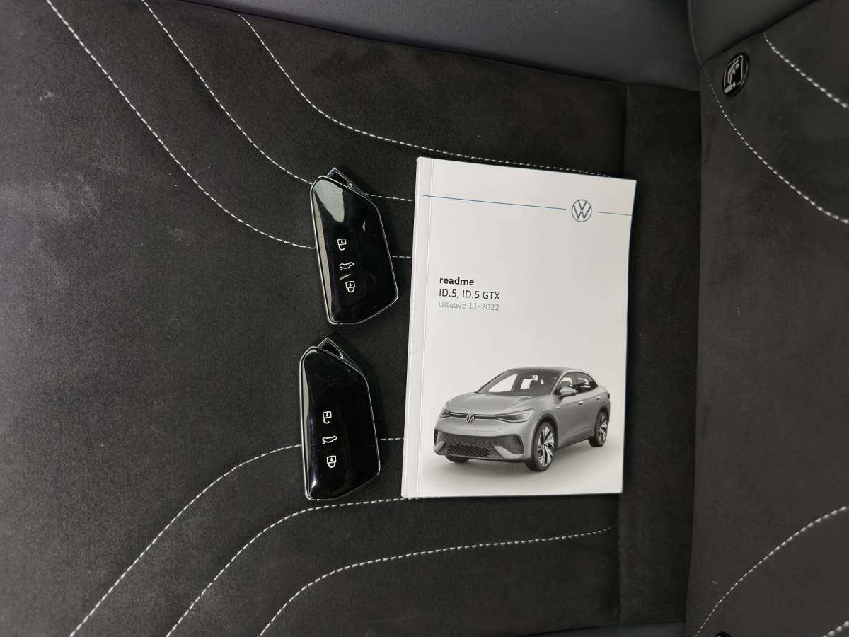 Volkswagen ID.5 Volkswagen ID.5 Pro Business 77 kWh [3-Fase-11kW] {SoH-93%} (INCL-BTW) *HEATPUMP | LEATHER-ALCANTARA | FULL-LED | ADAPTIVE-CRUISE |  DIGI-COCKPIT | HEATED-COMFORTSEATS | KEYLESS | DAB+ | AMBIENTLIGHT | NAVI-FULLMAP | CAMERA | TOWBAR | HEAD-UP | 19”AL