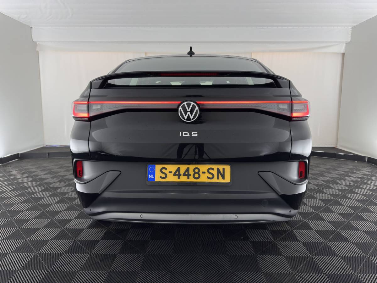 Volkswagen ID.5 Volkswagen ID.5 Pro Business 77 kWh [3-Fase-11kW] {SoH-93%} (INCL-BTW) *HEATPUMP | LEATHER-ALCANTARA | FULL-LED | ADAPTIVE-CRUISE |  DIGI-COCKPIT | HEATED-COMFORTSEATS | KEYLESS | DAB+ | AMBIENTLIGHT | NAVI-FULLMAP | CAMERA | TOWBAR | HEAD-UP | 19”AL