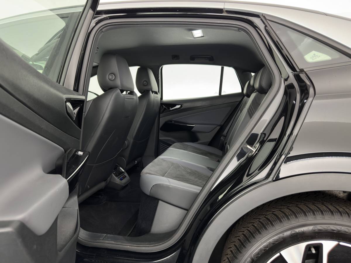 Volkswagen ID.5 Volkswagen ID.5 Pro Business 77 kWh [3-Fase-11kW] {SoH-93%} (INCL-BTW) *HEATPUMP | LEATHER-ALCANTARA | FULL-LED | ADAPTIVE-CRUISE |  DIGI-COCKPIT | HEATED-COMFORTSEATS | KEYLESS | DAB+ | AMBIENTLIGHT | NAVI-FULLMAP | CAMERA | TOWBAR | HEAD-UP | 19”AL
