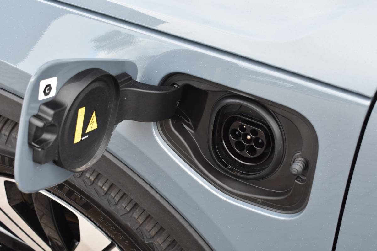 Volvo XC40 Volvo XC40 T5 262PK Recharge Ultimate Dark | Luxury-pakket | Trekhaak | Rondomzicht camera