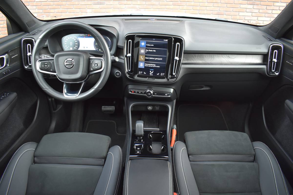 Volvo XC40 Volvo XC40 T5 262PK Recharge Ultimate Dark | Luxury-pakket | Trekhaak | Rondomzicht camera