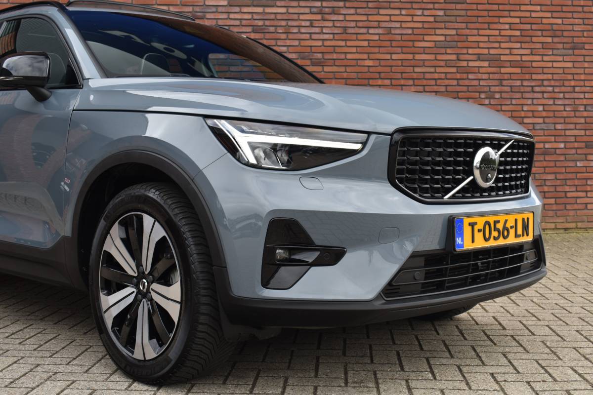 Volvo XC40 Volvo XC40 T5 262PK Recharge Ultimate Dark | Luxury-pakket | Trekhaak | Rondomzicht camera