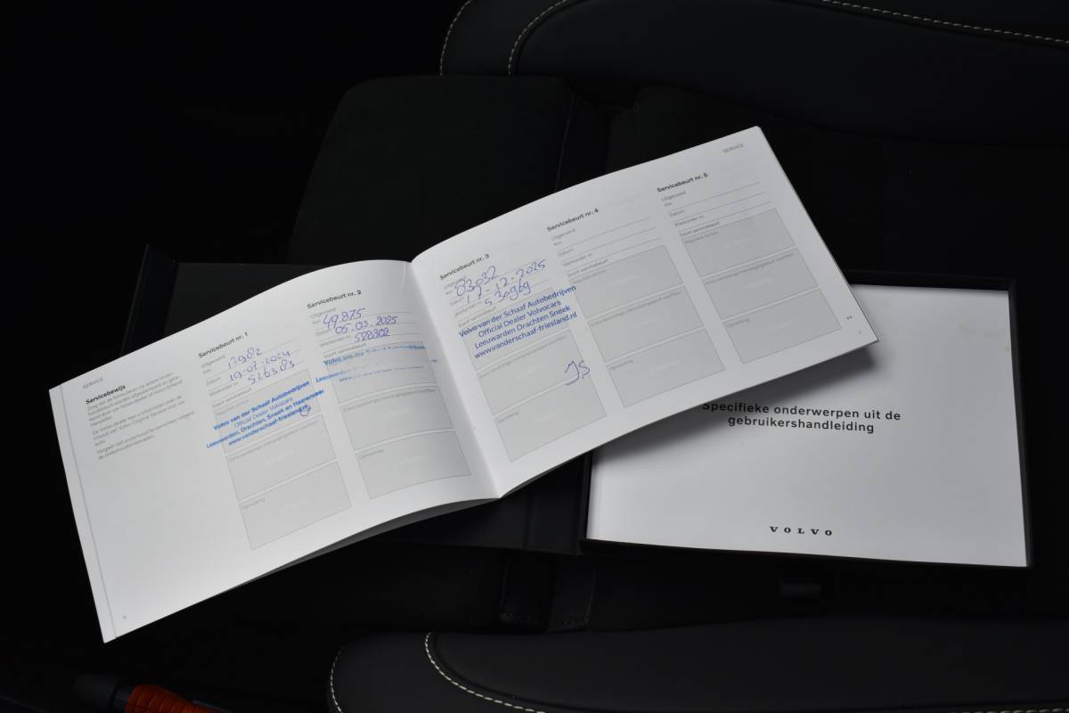 Volvo XC40 Volvo XC40 T5 262PK Recharge Ultimate Dark | Luxury-pakket | Trekhaak | Rondomzicht camera