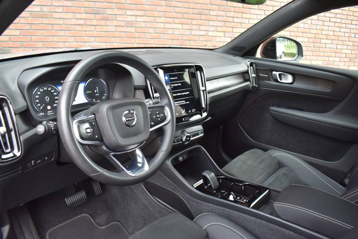 Volvo XC40 Volvo XC40 T5 262PK Recharge Ultimate Dark | Luxury-pakket | Trekhaak | Rondomzicht camera