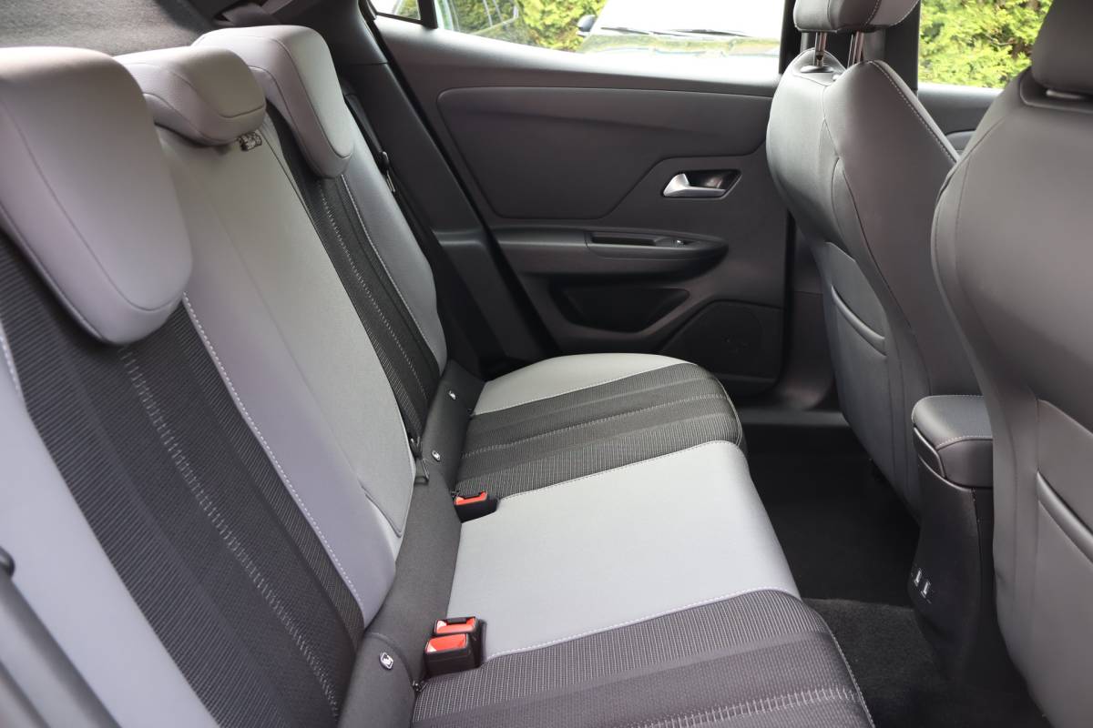 Opel Mokka-e Opel Mokka Electric Level 3 50 kWh / NL-Auto / Warmtepomp / Clima / Clima / 17″