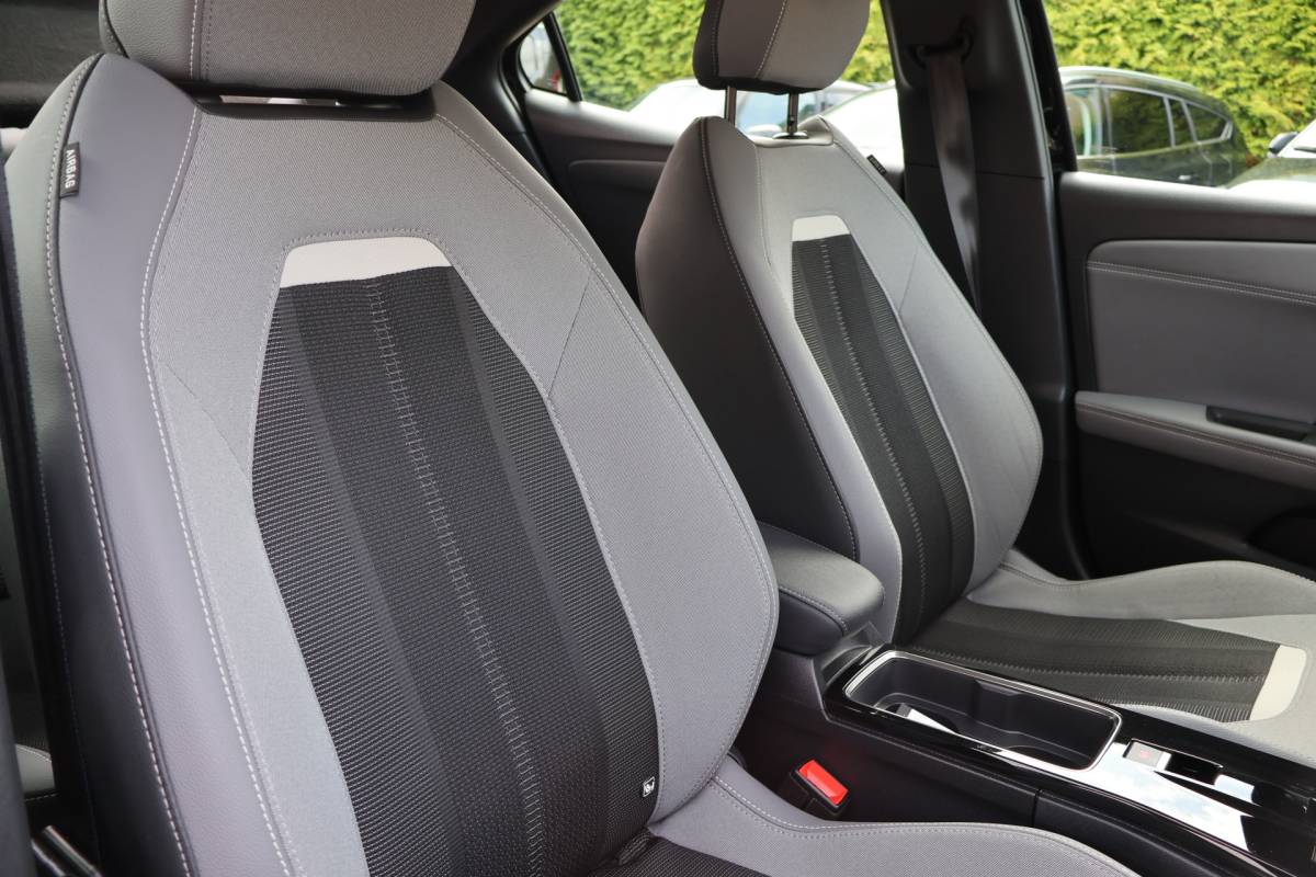 Opel Mokka-e Opel Mokka Electric Level 3 50 kWh / NL-Auto / Warmtepomp / Clima / Clima / 17″
