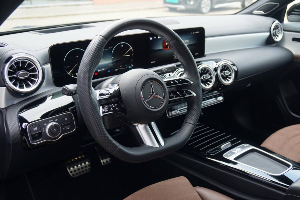 Mercedes-Benz CLA Mercedes-Benz CLA-klasse Shooting Brake AMG + BURMESTER / HEAD-UP / PANO / 360 CAMERA / MEMORY