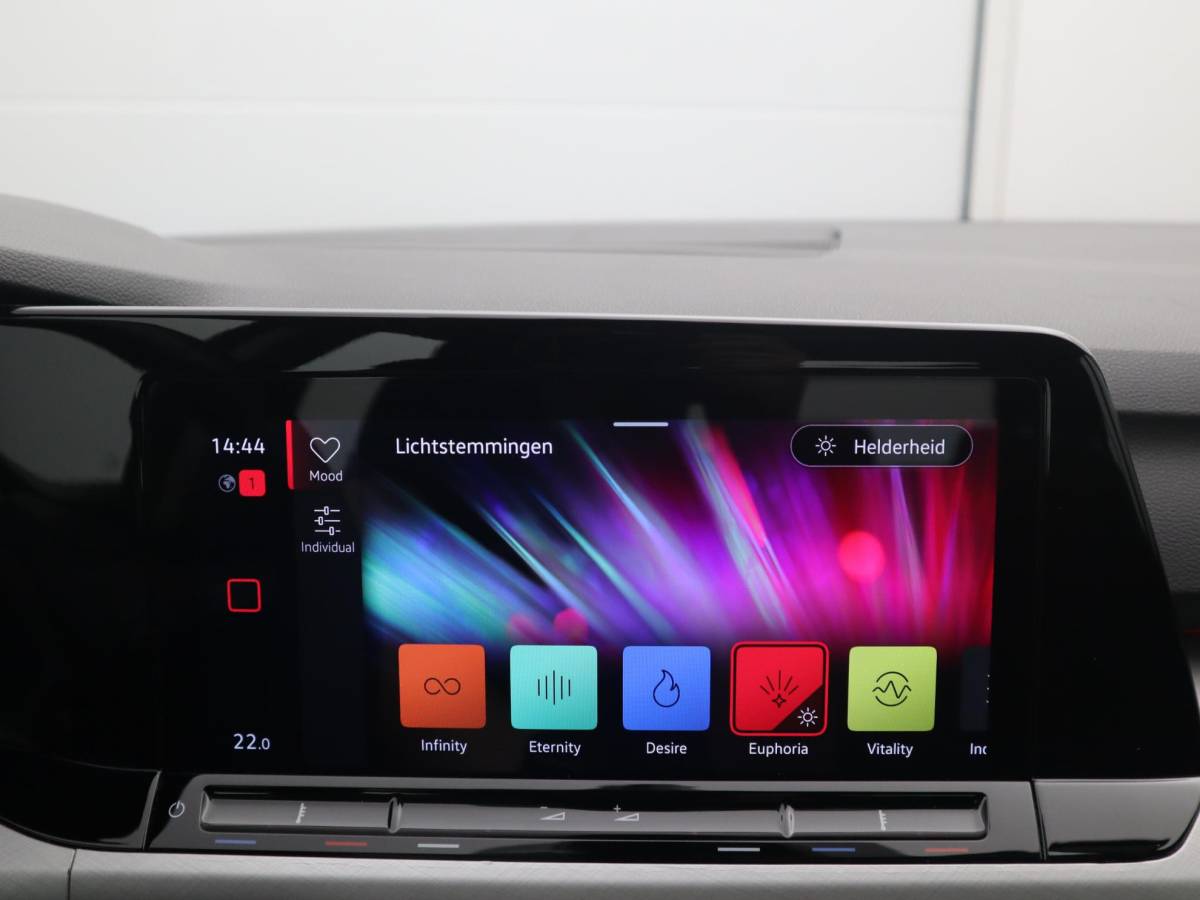 Volkswagen Golf Volkswagen Golf 1.0 TSI Life CARPLAY / CLIMA / PDC V+A / LED / TREKHAAK / LANE ASS / 6 VERSN