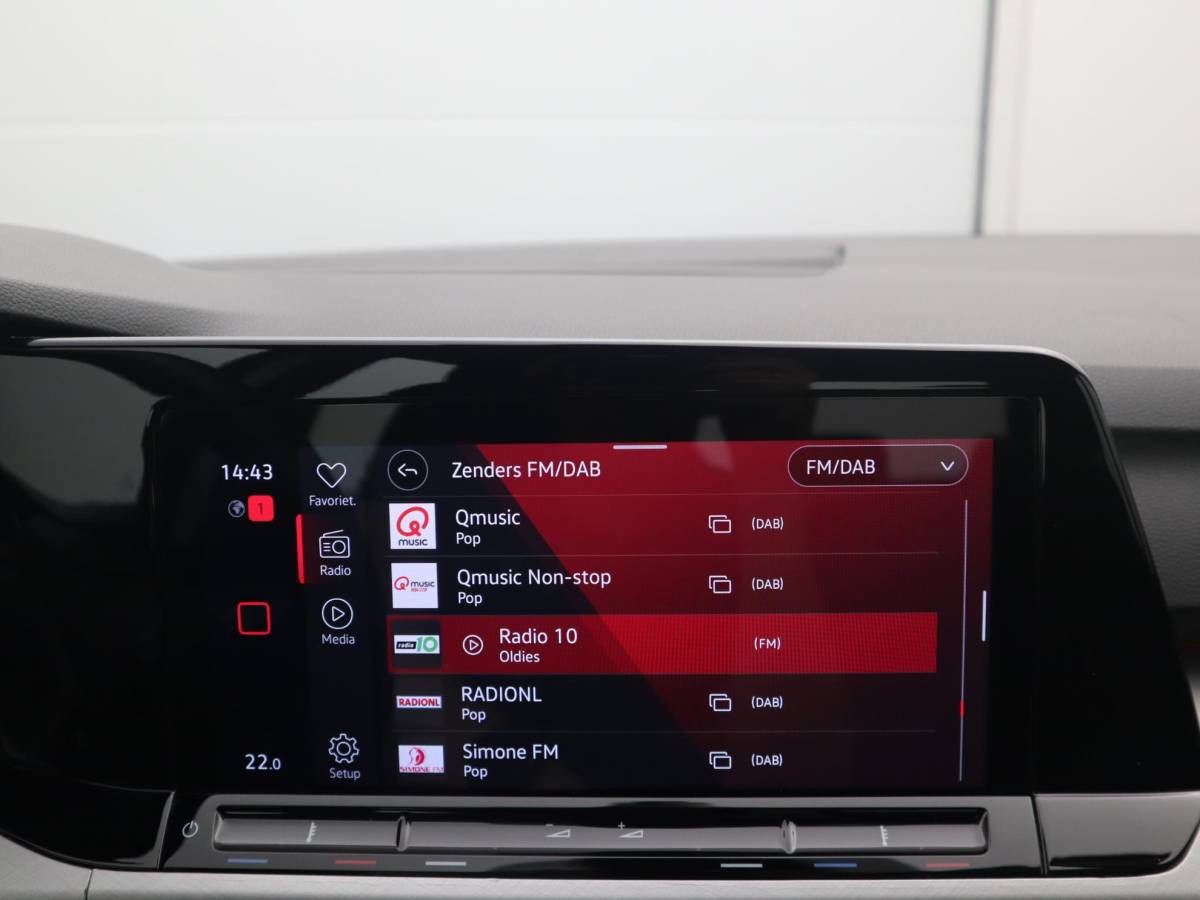 Volkswagen Golf Volkswagen Golf 1.0 TSI Life CARPLAY / CLIMA / PDC V+A / LED / TREKHAAK / LANE ASS / 6 VERSN
